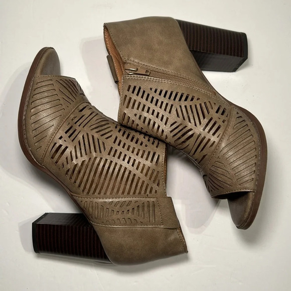 🌻 Report Aquarium Women’s Open Toe Heeled Booties size 9 - Picture 4 of 7